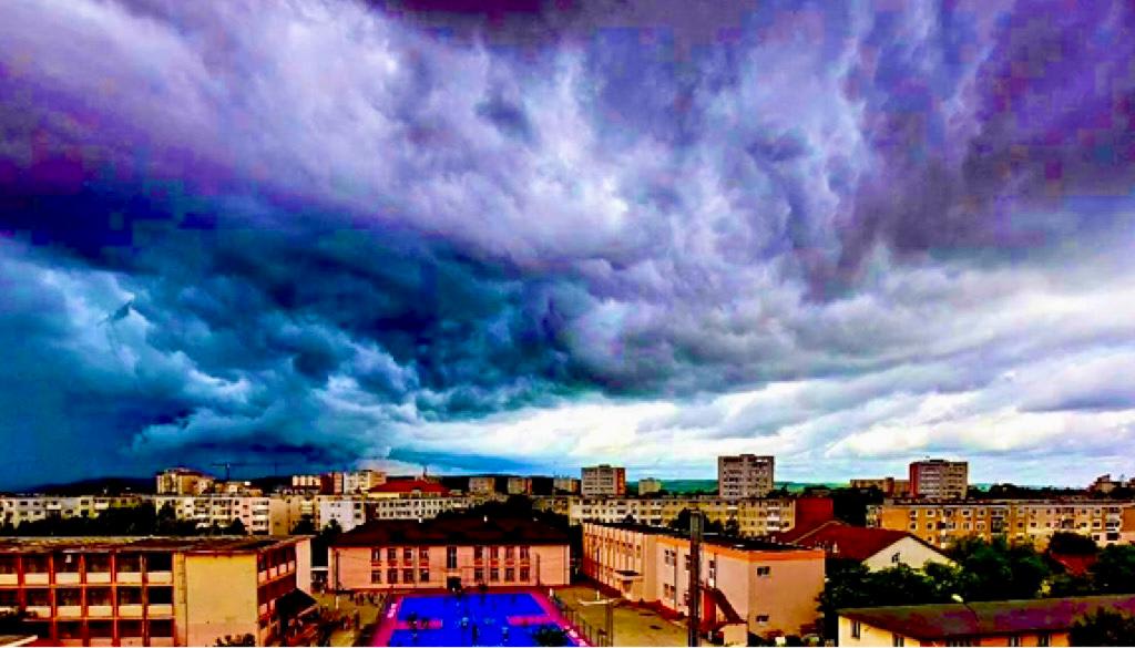 Fenomene meteo extreme: ploi torențiale, vijelii și grindină în România