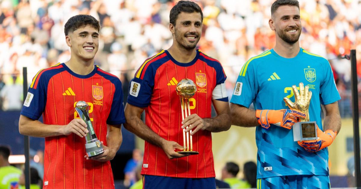 Rodri ridicând trofeul Balonul de Aur la finala Mondialului 2026