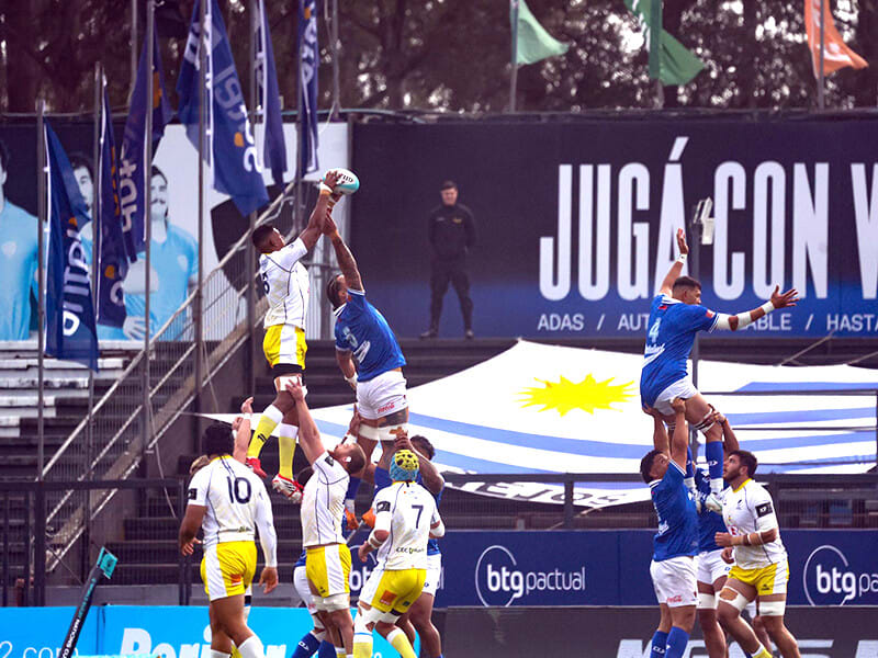 Jucători de rugby români în acțiune la meciul din Montevideo Jucători de rugby români în acțiune la meciul din Montevideo