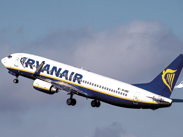 Avion Ryanair decolând pe aeroport european