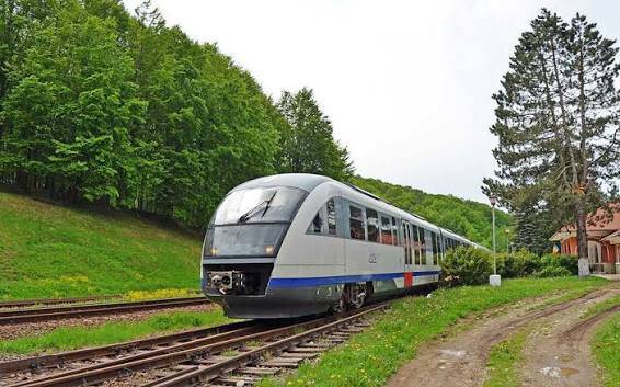 Gara feroviară din Sighetu Marmației cu trenuri în circulație