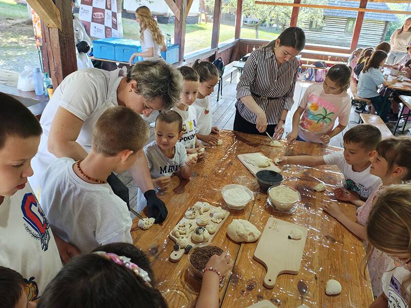 Copii participând la ateliere tradiționale la Muzeul Satului din Baia Mare