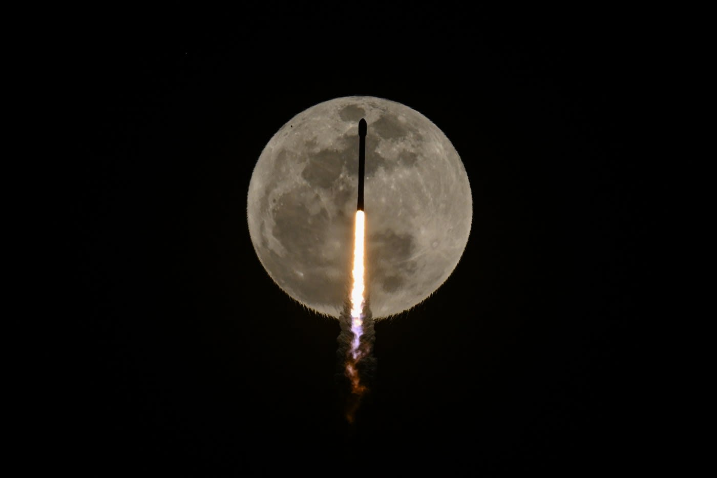 Rachetă SpaceX Falcon 9 în spațiu, traiectorie spre Lună
