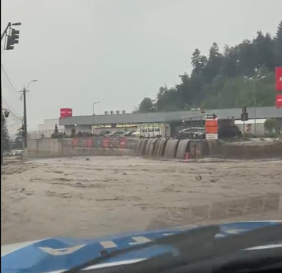 Echipaje de pompieri și localnici curățând gospodării inundate în Bușteni