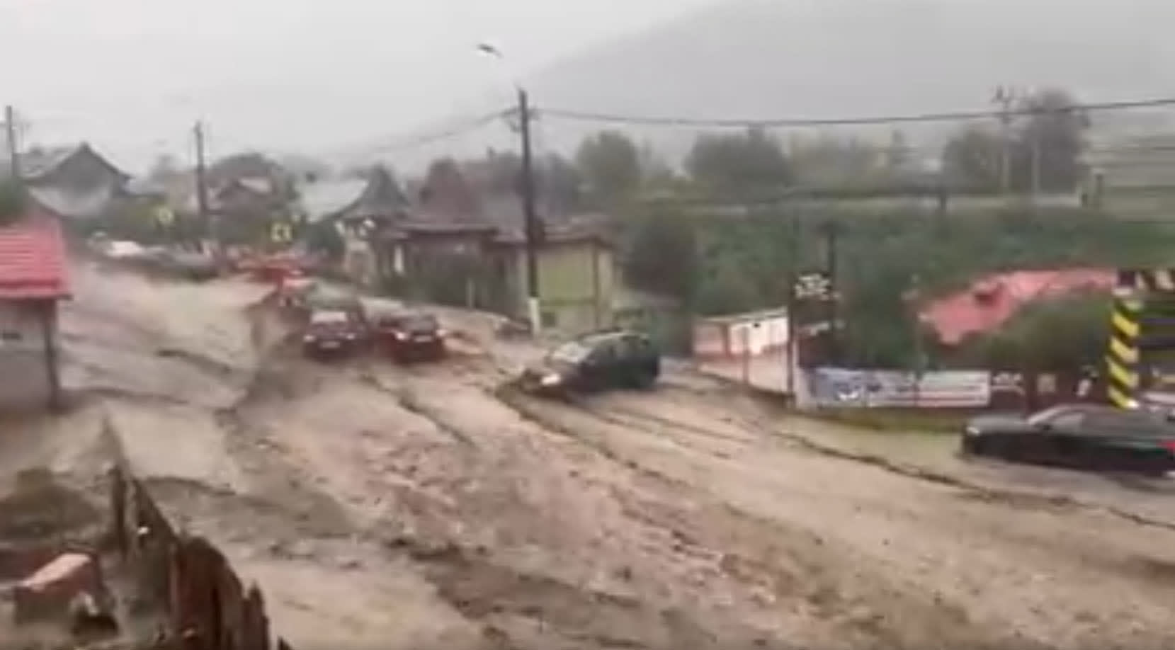 Echipaj de pompieri intervenind în Bușteni în timpul inundațiilor