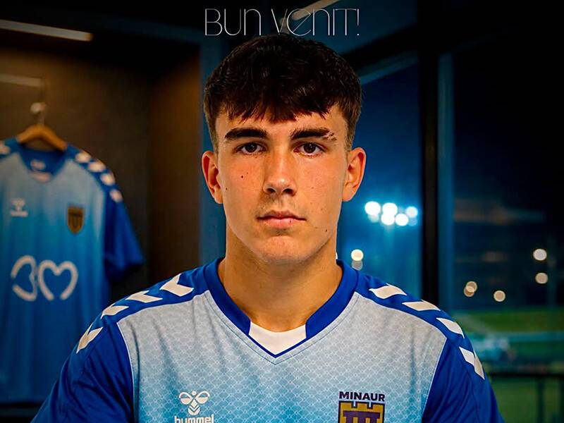 Fotbalist tânăr în acțiune pe teren, în echipament oficial
