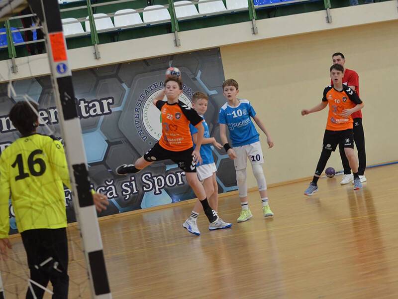 Meci de handbal juvenil în sala de sport din România