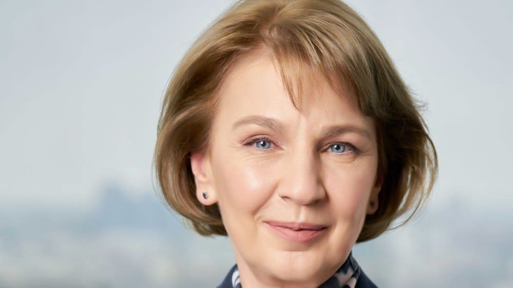 Carmen Dumitrache în timpul interviului, în birou modern
