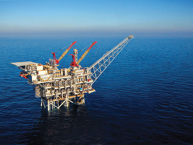 Platformă offshore de gaze naturale în Marea Neagră, în proces de instalare