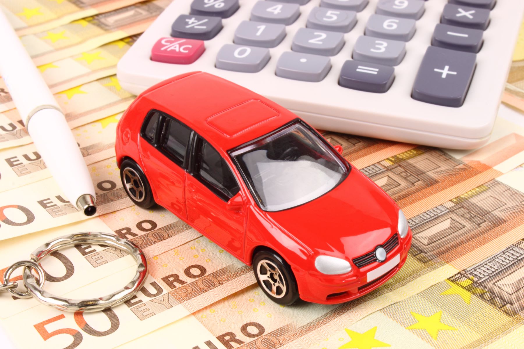 Persoană completează formular online pentru Rabla Auto 2026, pe calculator