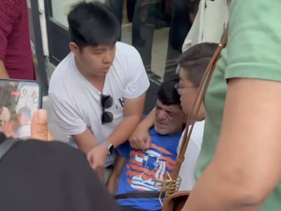 Turiști asiatici imobilizând un suspect de buzunare pe podul Rialto din Veneția Turiști asiatici imobilizând un suspect de buzunare pe podul Rialto din Veneția
