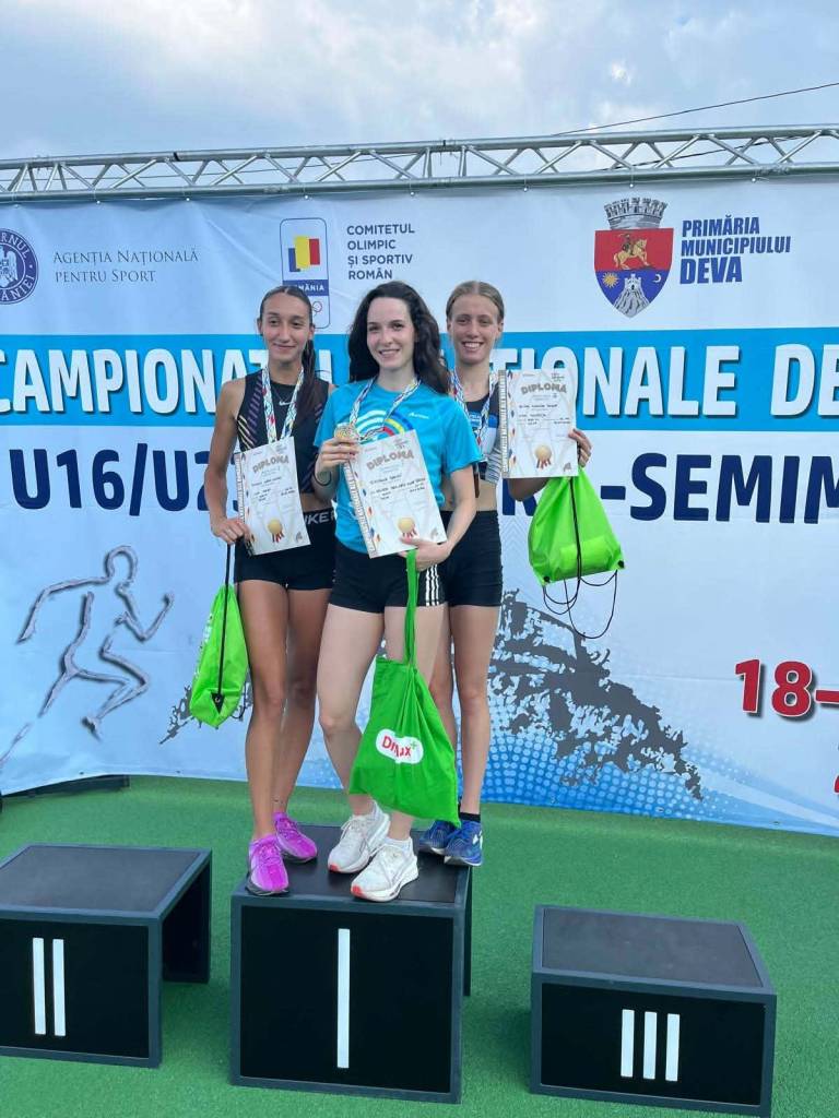 Atleta Ștefania Balint câștigând medalii de aur la campionatul național