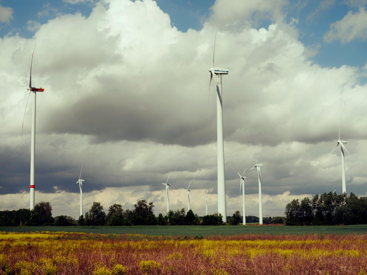 Turbine eoliene moderne în câmp deschis, Galați, România