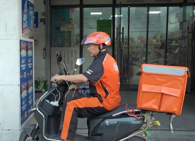 Wang Jibing, curier și poet chinez, în timpul activității de livrare