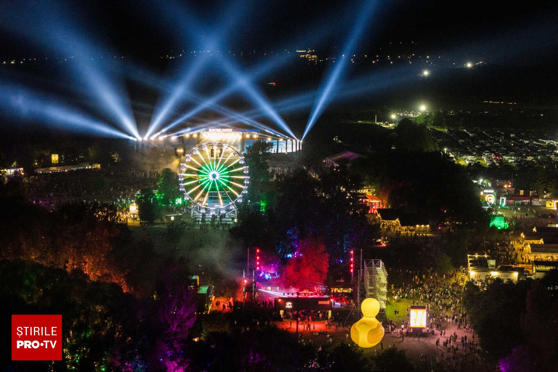 Public entuziast la Electric Castle 2026, scene cu artiști și fani