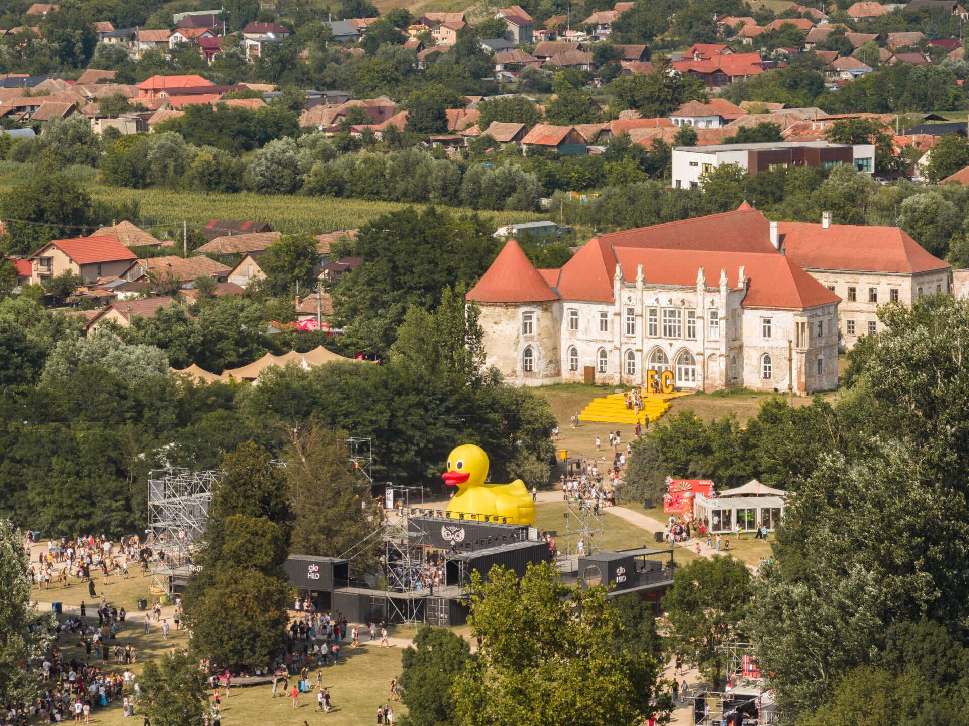 Public la Electric Castle 2026, scena principală, artiști și spectatori fericiți Public la Electric Castle 2026, scena principală, artiști și spectatori fericiți