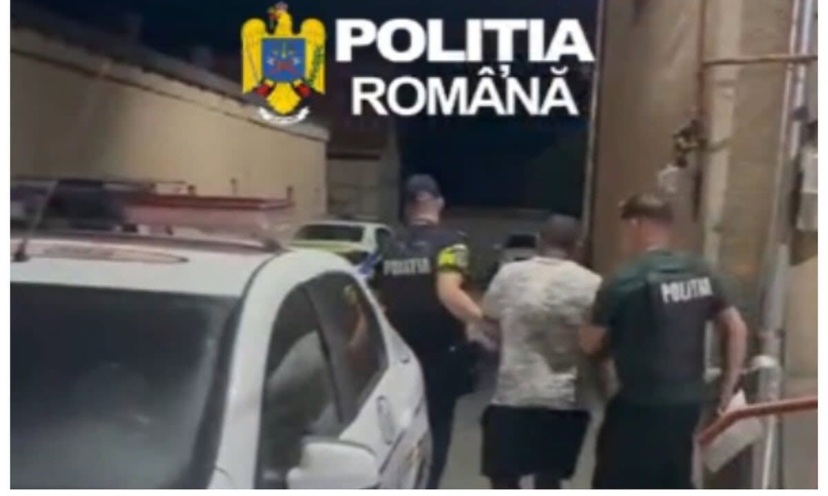 Polițiști intervenind la scandal în Teiuș