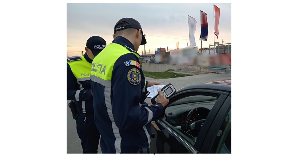 Polițiști constănțeni depistând șoferi băuți în trafic