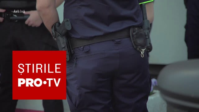 Polițist reținând un bărbat în Craiova, intervenție poliție