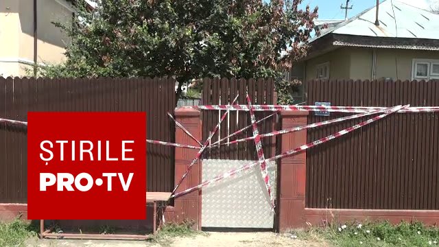 Polițiști în fața casei din Galați unde s-a descoperit crima