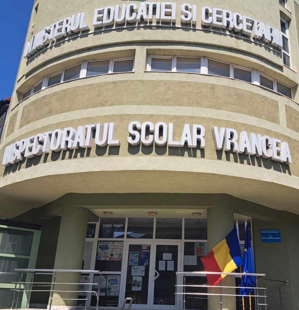 Elevi și profesori în sala de examen la Vrancea