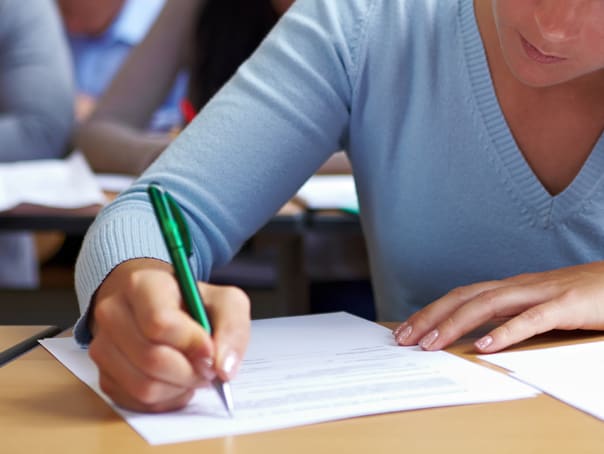 Candidați susținând examenul de titularizare în sala de examen Candidați susținând examenul de titularizare în sala de examen