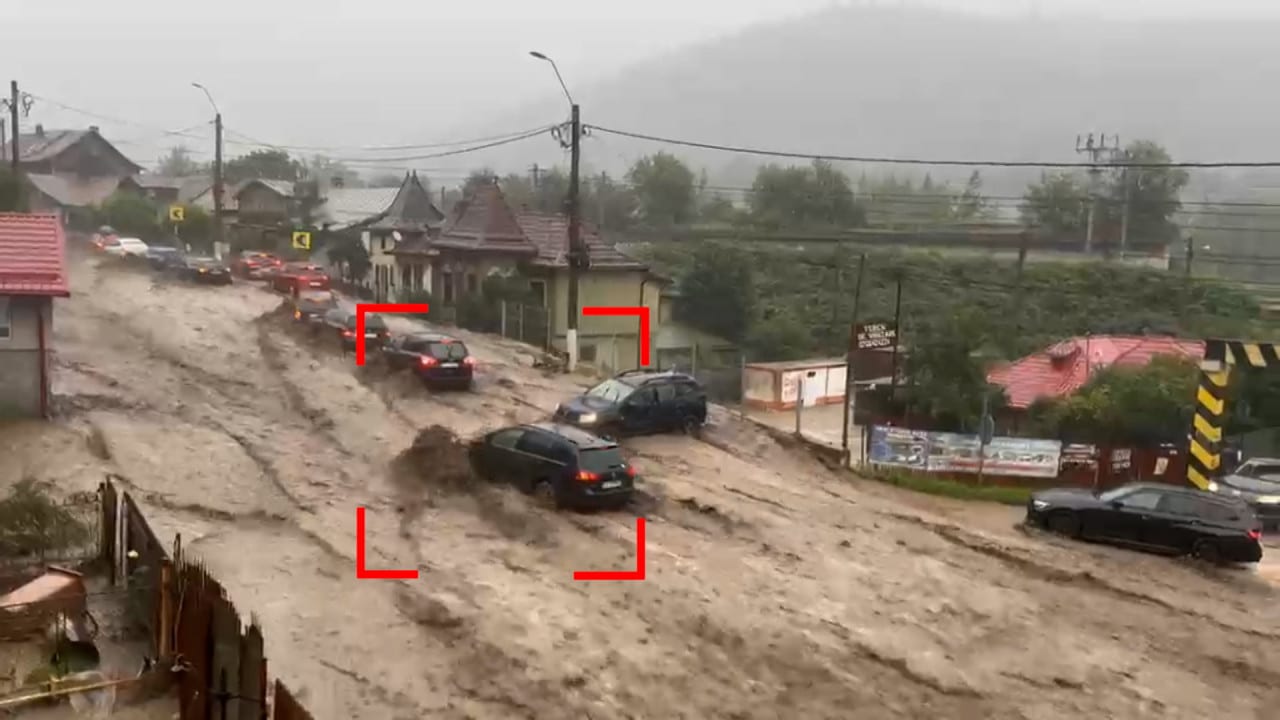 Inundații Bușteni, șuvoaie de apă, mașini blocate, oameni evacuați Inundații Bușteni, șuvoaie de apă, mașini blocate, oameni evacuați