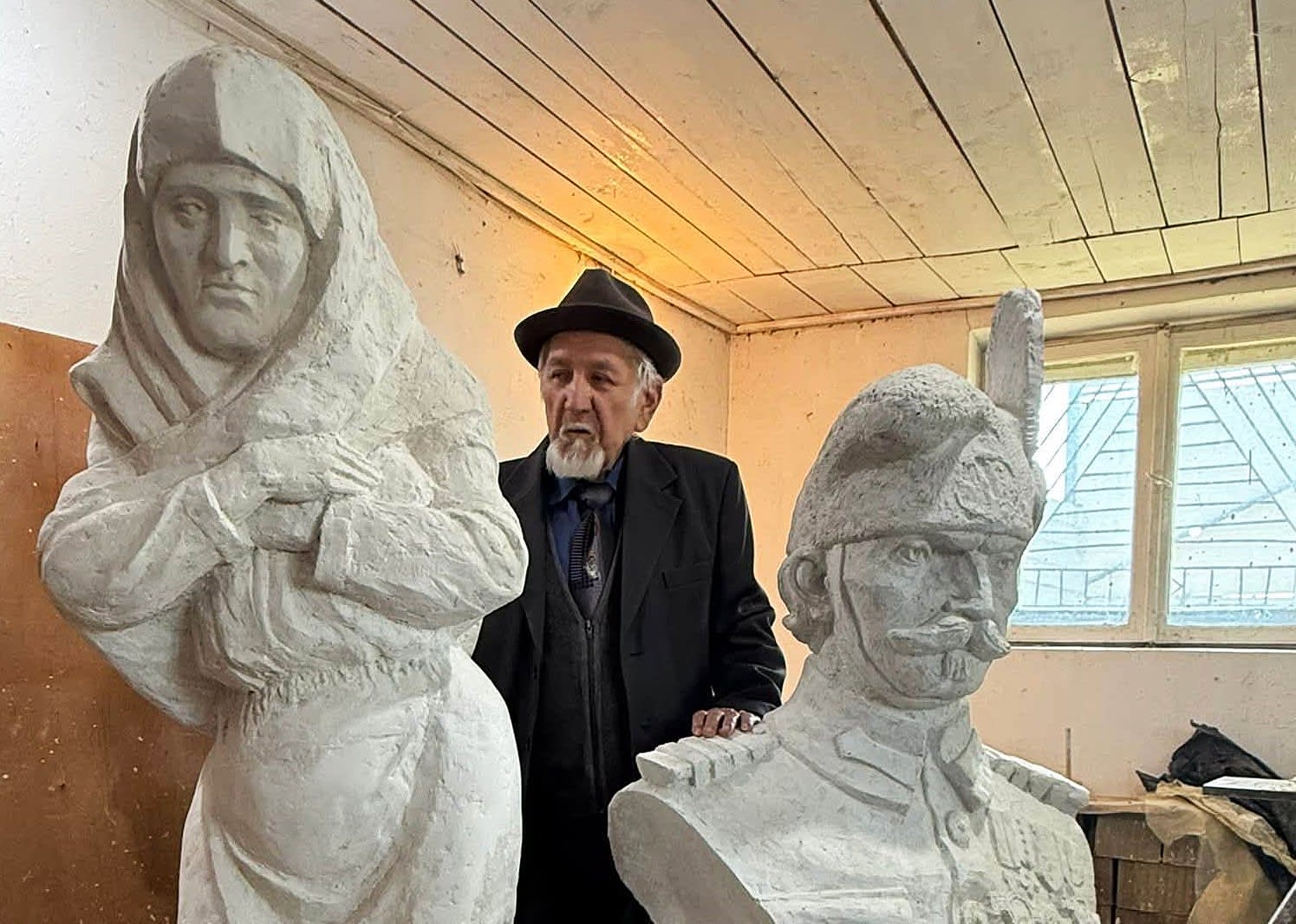 Opera sculptorului Gheorghe Alupoaei, monument din piatră și bronz