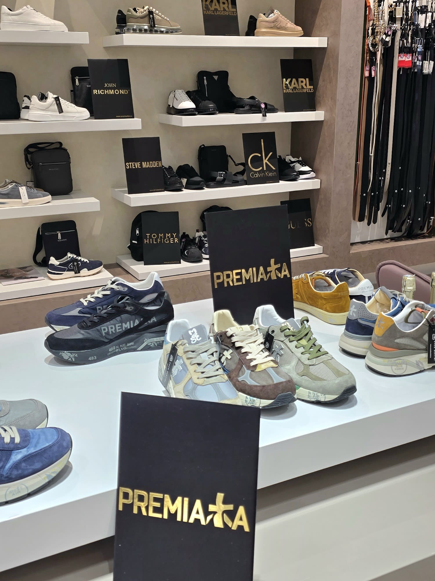Magazin Enzo Bertini în cadrul proiectului RIVUS din Cluj-Napoca Magazin Enzo Bertini în cadrul proiectului RIVUS din Cluj-Napoca