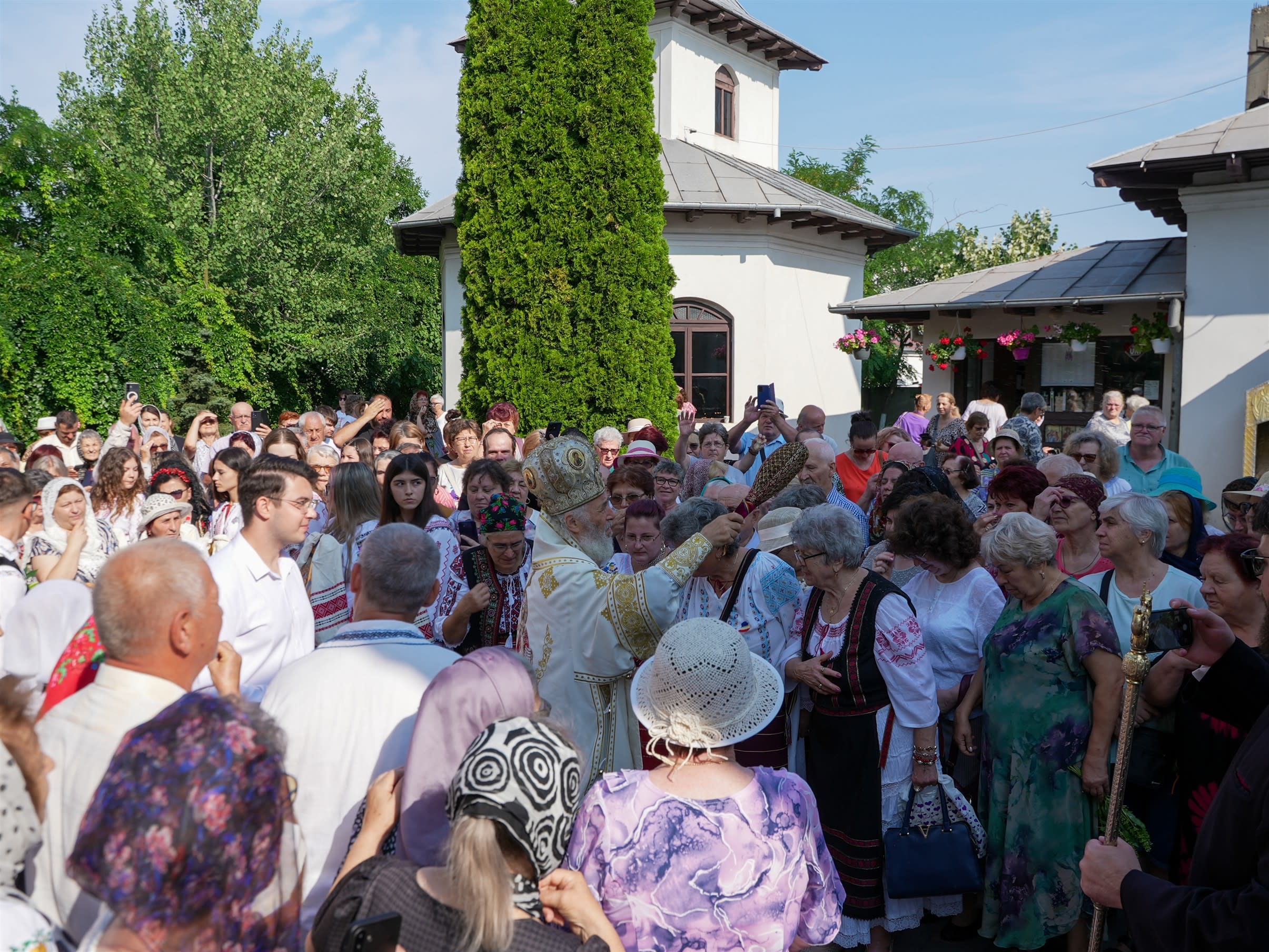 Credincioși participând la slujbă și activități tradiționale în curtea bisericii din Galați Credincioși participând la slujbă și activități tradiționale în curtea bisericii din Galați
