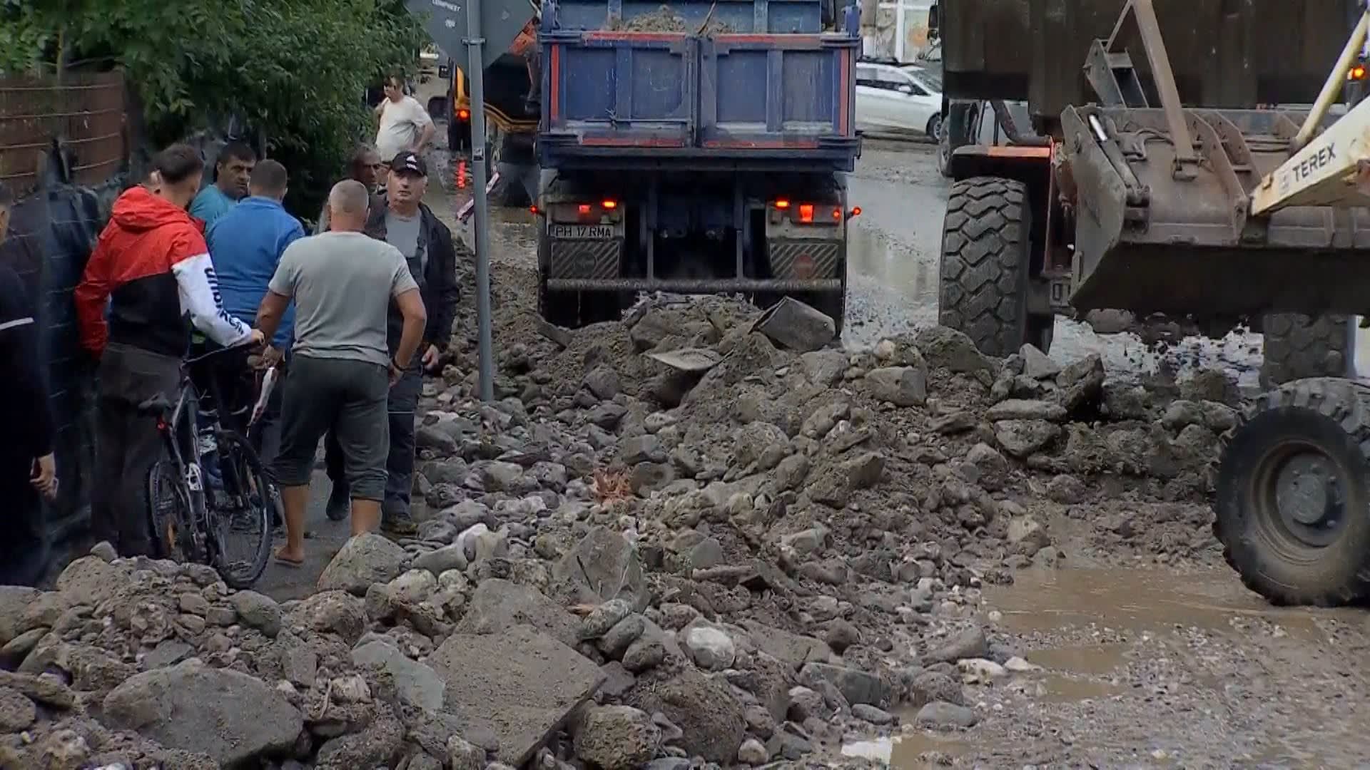 Armata și pompieri intervenind în Bușteni după viitură