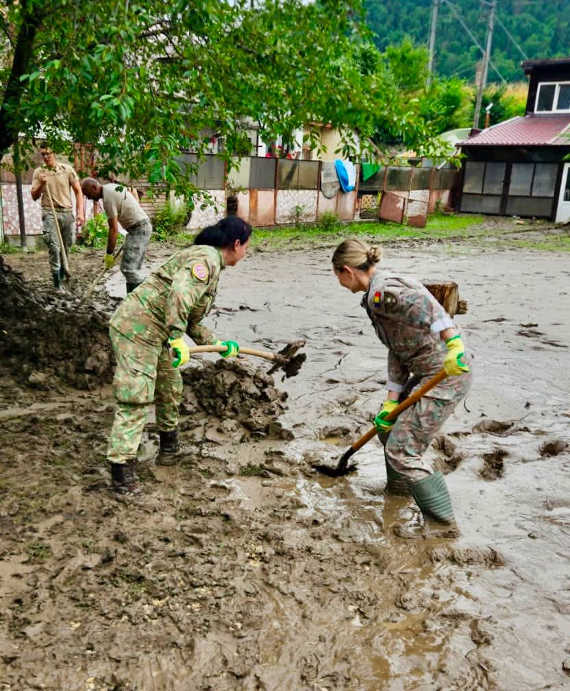 Militari din Predeal intervenind în Bușteni pentru sprijinirea localnicilor afectați de vremea extremă Militari din Predeal intervenind în Bușteni pentru sprijinirea localnicilor afectați de vremea extremă