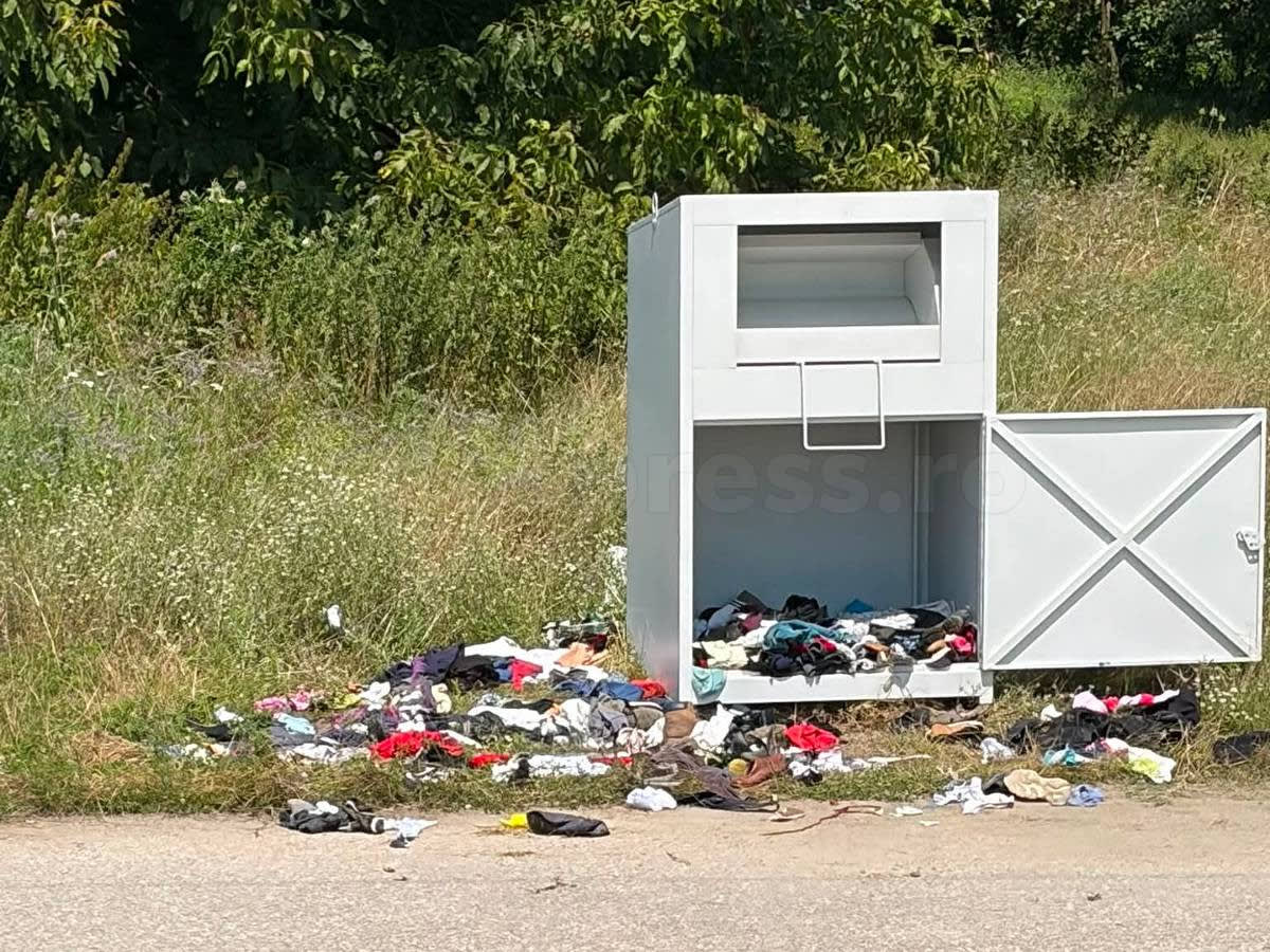 Container textile în curtea unei case din Mihăești