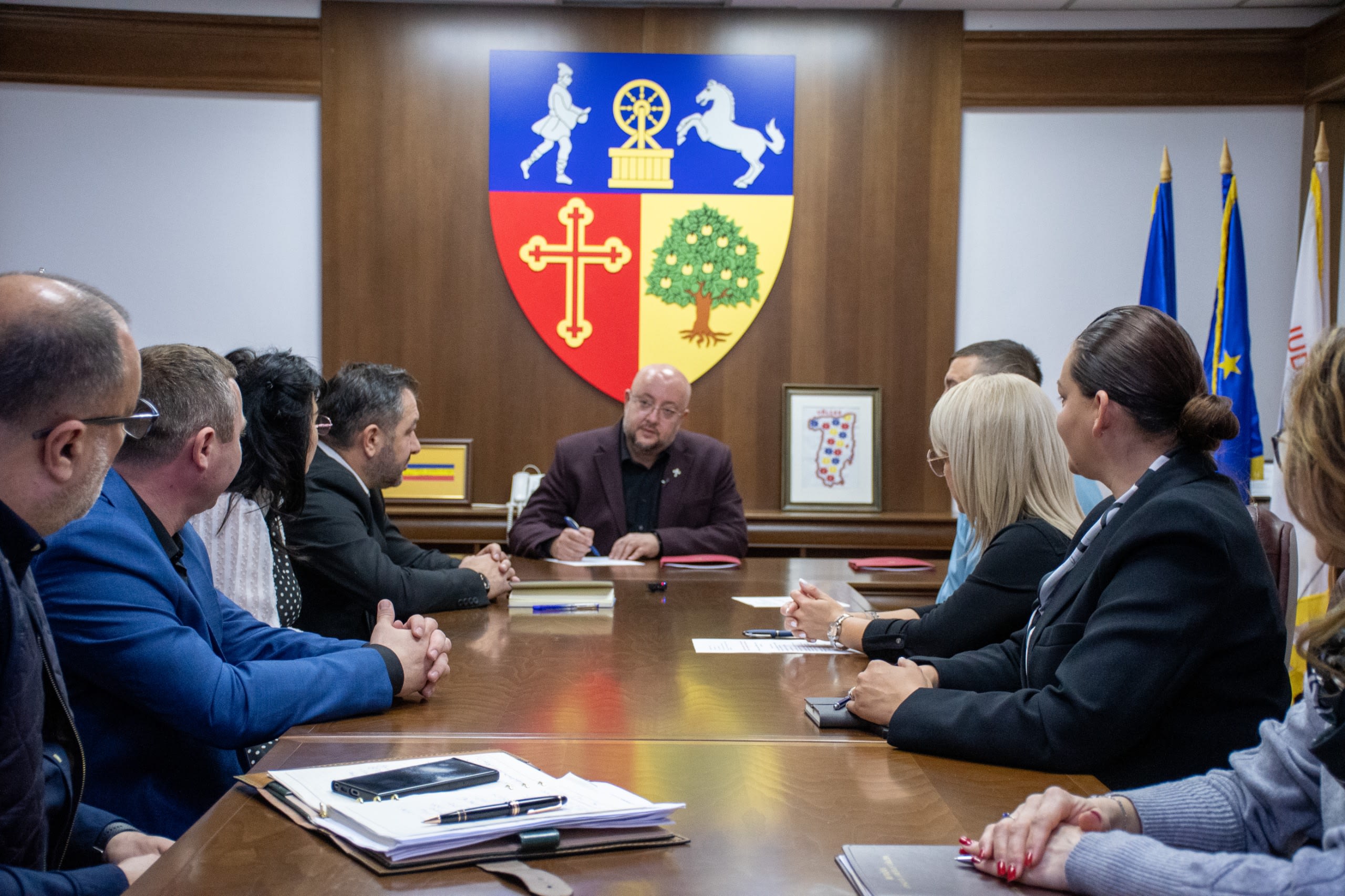 Angajați sanitari protestând în fața spitalului din Bihor