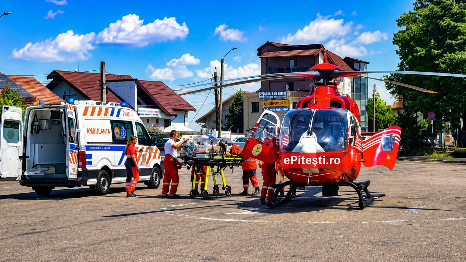 Elicopter SMURD aterizând în Pitești pentru urgență medicală