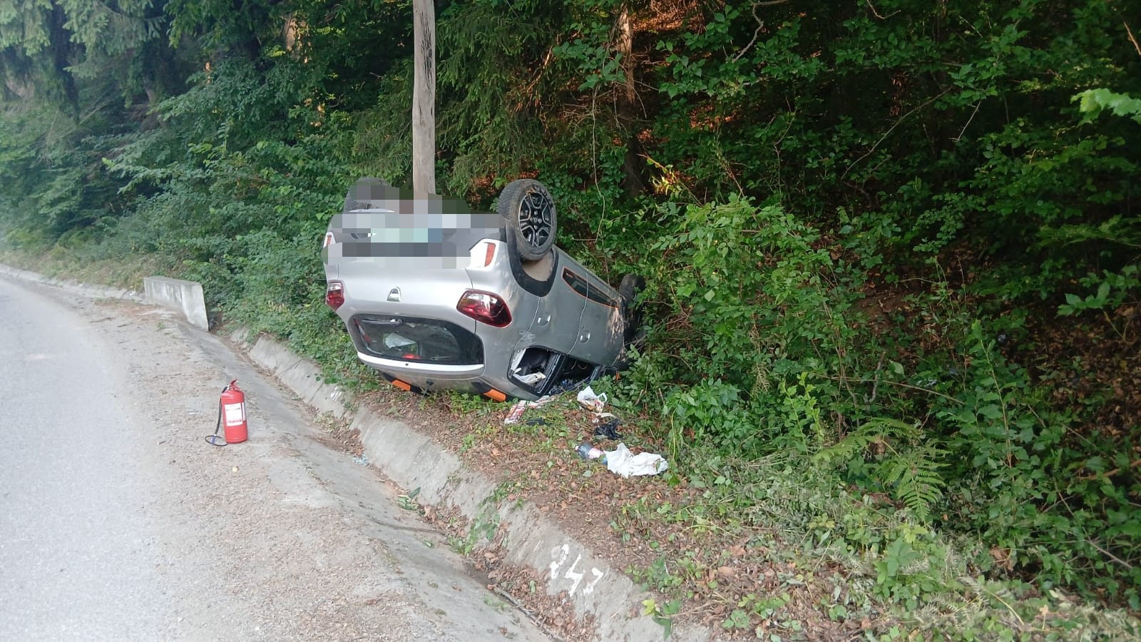 Accident rutier cu mașină răsturnată pe cupolă