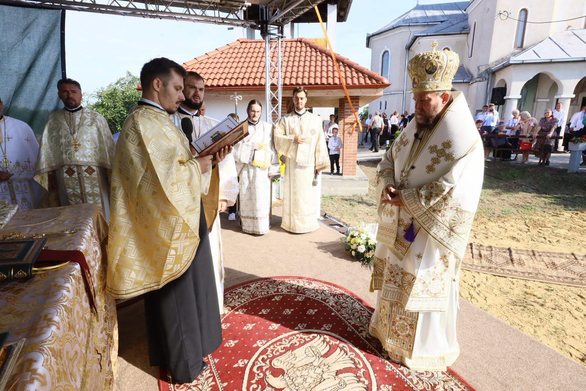 Preasfințitul Timotei oficiază Sfânta Liturghie la Parohia Scărișoara Preasfințitul Timotei oficiază Sfânta Liturghie la Parohia Scărișoara
