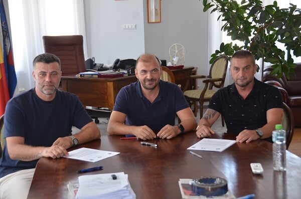 Leo Doană semnând contractul cu CSM Caransebeș Leo Doană semnând contractul cu CSM Caransebeș