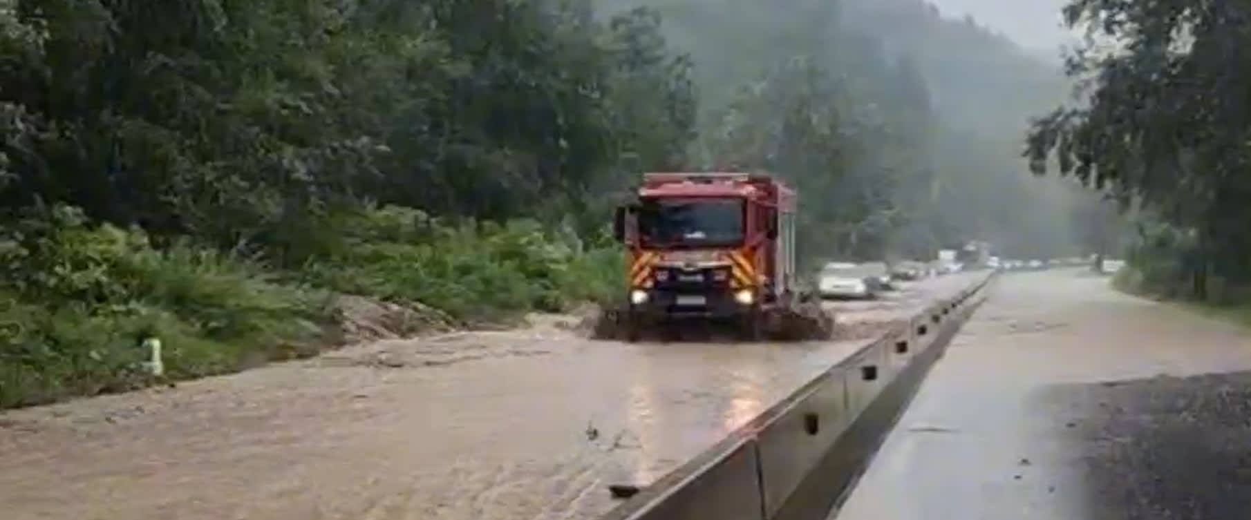 Pompieri intervenind pentru evacuarea apei pe DN1 în Prahova
