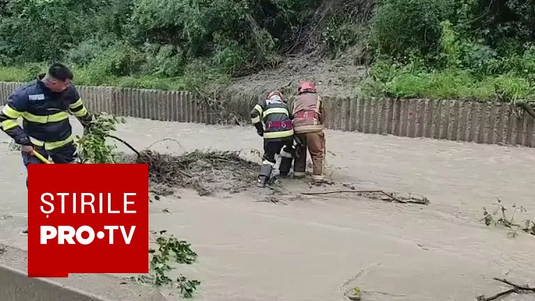 Pompieri în acțiune pe DN1, Prahova, intervenție de urgență Pompieri în acțiune pe DN1, Prahova, intervenție de urgență