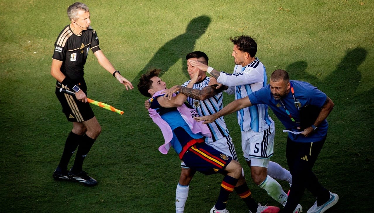 Jucători de fotbal în vestiar, scena virală cu Gavi și Paredes