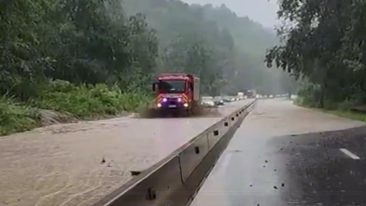 Pompieri prahoveni evacuând apă pe DN1 în Comarnic