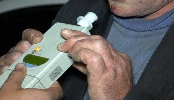 Polițiști argeșeni verificând un șofer sub influența alcoolului