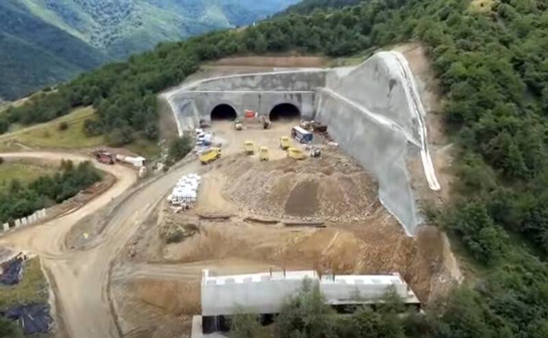Constructori turci finalizează galeria tunelului Boița pe autostrada Sibiu-Pitești