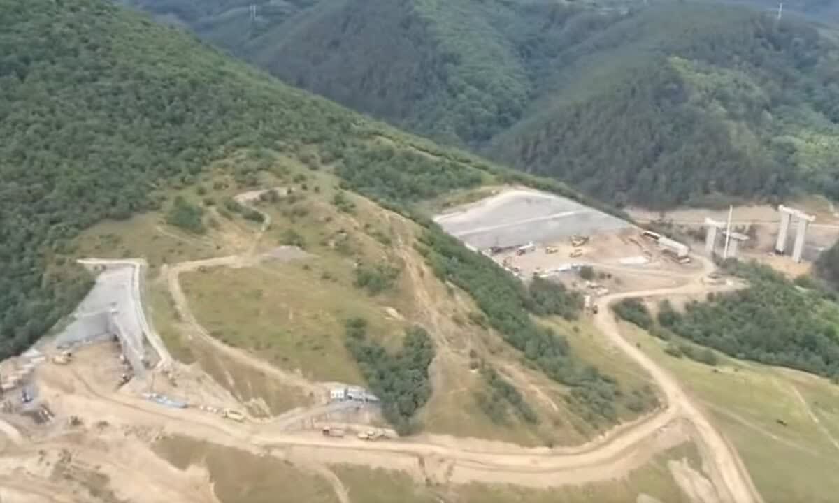 Galerie de tunel în construcție pe autostrada A1 Sibiu-Pitești Galerie de tunel în construcție pe autostrada A1 Sibiu-Pitești