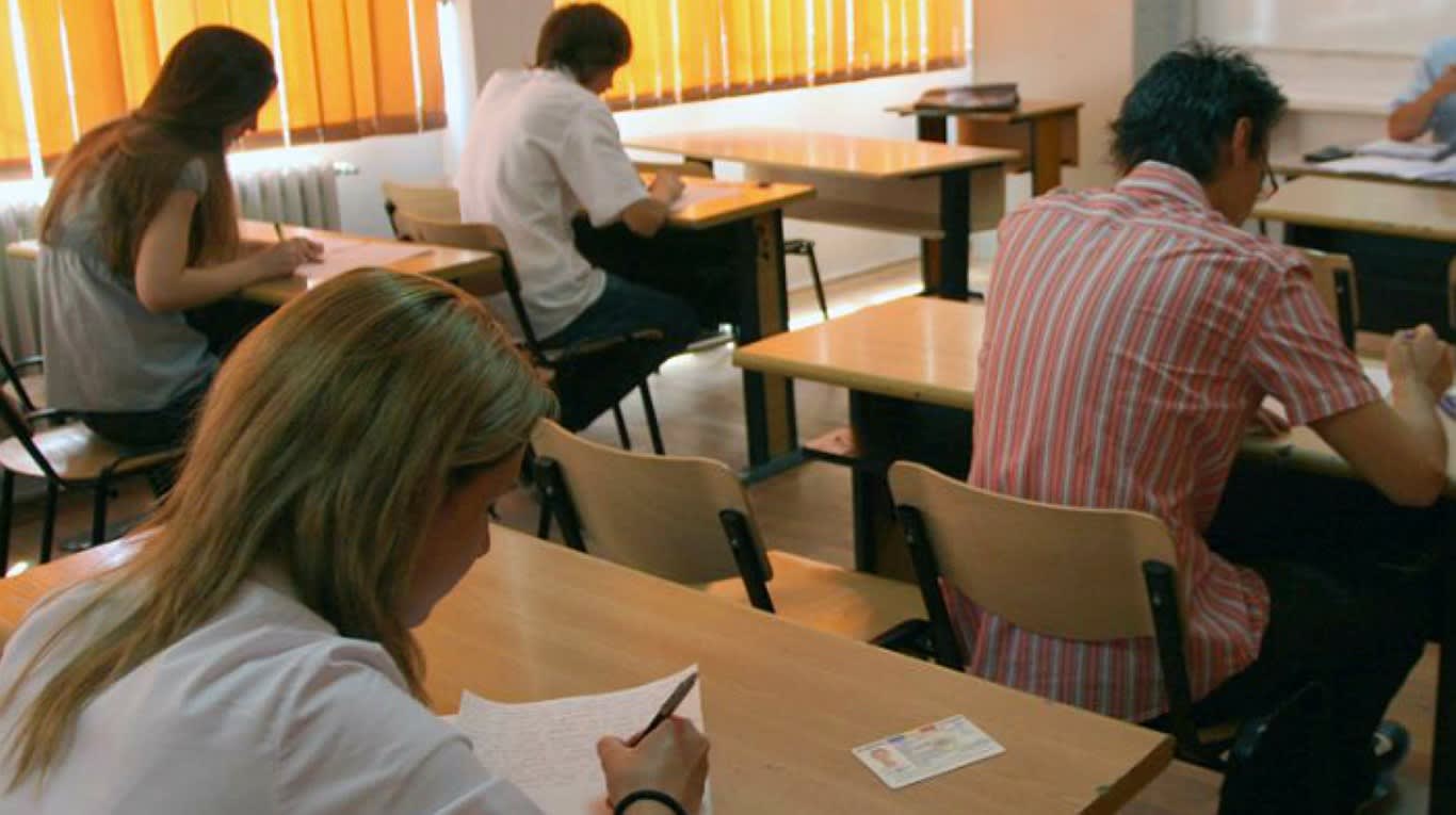 Candidați susținând proba scrisă la titularizare în Vâlcea