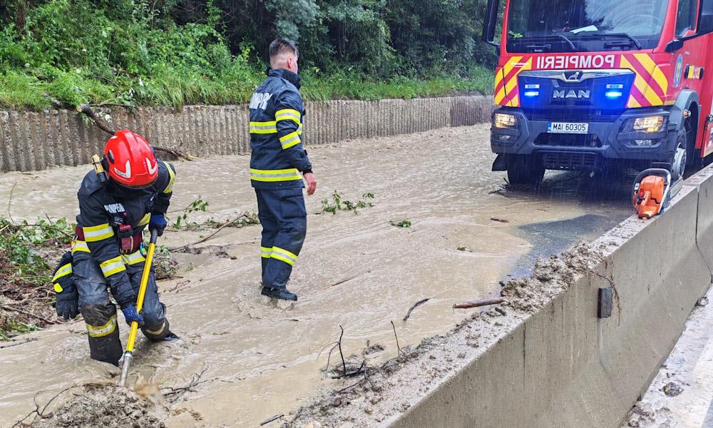 Pompieri în acțiune pentru înlăturarea aluviunilor pe DN1 în Comarnic