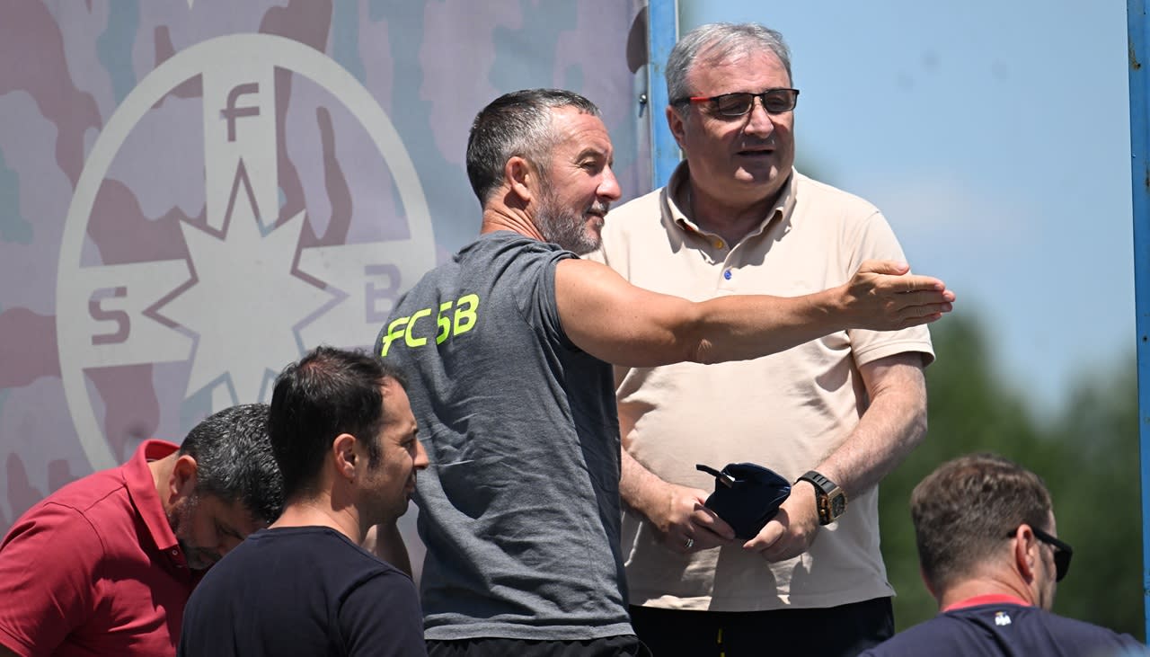 Jucătorul Aymen Boutoutaou în tricoul echipei FCSB pe teren