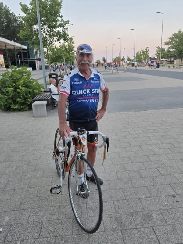 Gheorghe Ciupercă pe bicicletă