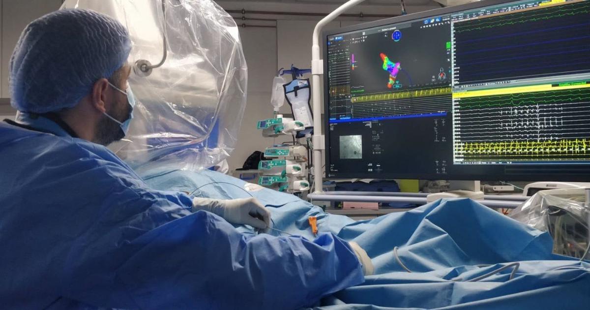 Medici realizând o procedură de electrofiziologie Medici realizând o procedură de electrofiziologie